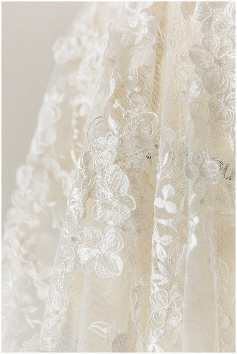 Wunderschöner 3D Spitzenstoff für Brautkleider/ Brautspitze Off-White/ Blumenspitze/ bestickte Spitze/ romantische Braut Spitze// L17-184