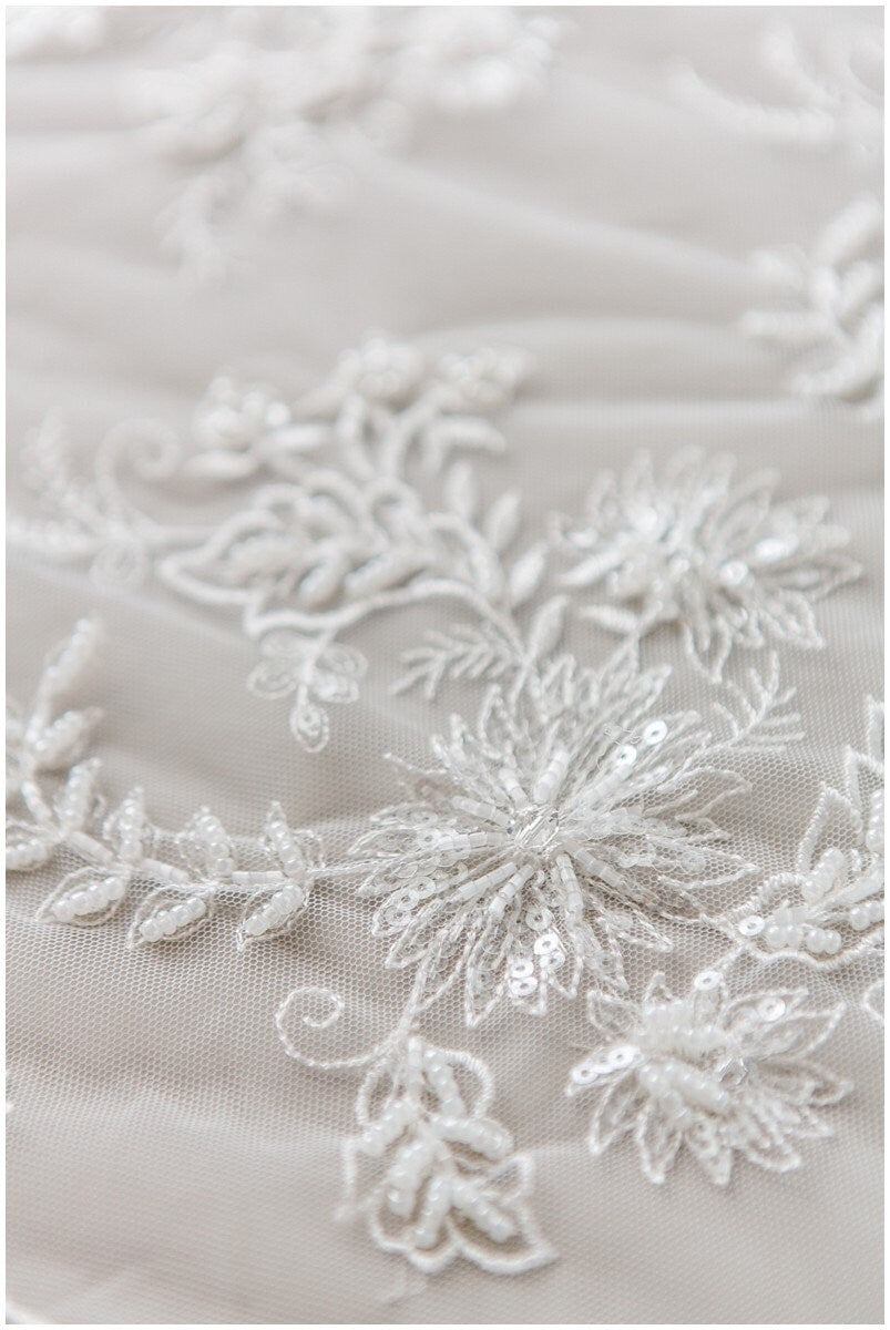 Romantischer handbeaded Spitzenstoff, Brautkleid Stoff, Hochzeitskleid Tüll, Brautspitze, Perlen Spitzenstoff, Blumen Spitze Design// L17-183