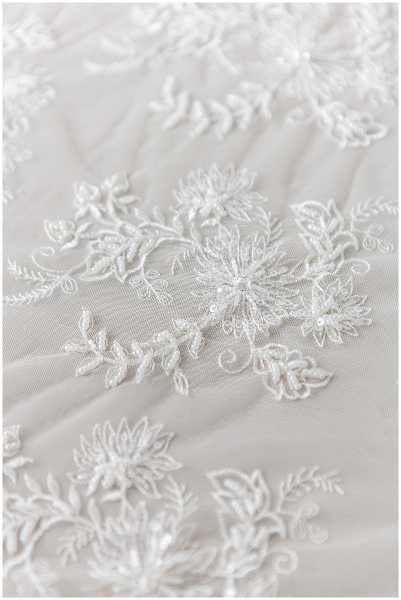 Romantischer handbeaded Spitzenstoff, Brautkleid Stoff, Hochzeitskleid Tüll, Brautspitze, Perlen Spitzenstoff, Blumen Spitze Design// L17-183