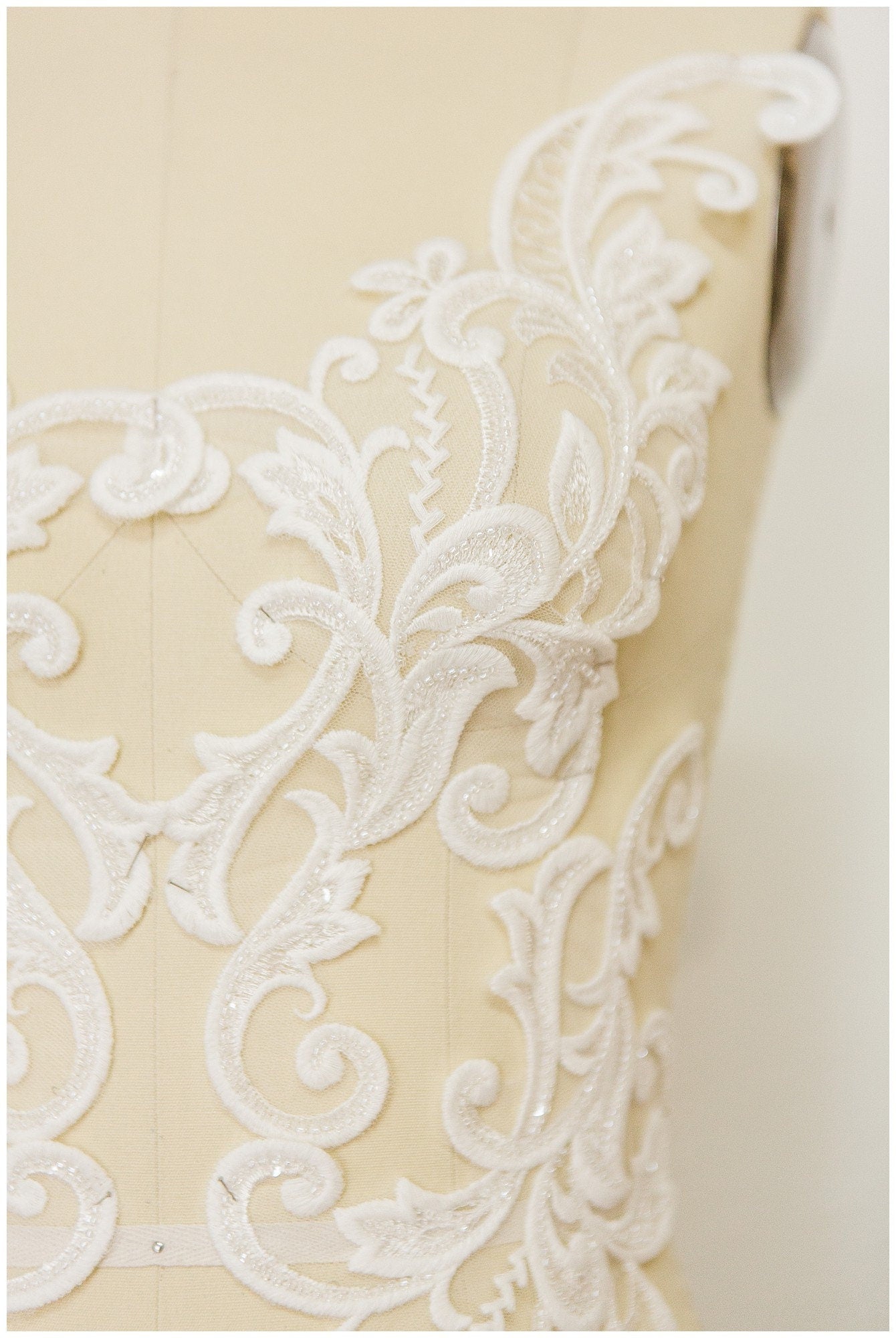 PerlenHochzeitskleid Spitzenaufnäher, Aufnäher für Brautkleid, Spitzenblume für Hochzeitskleid, Brautspitze Applikation// A17-156