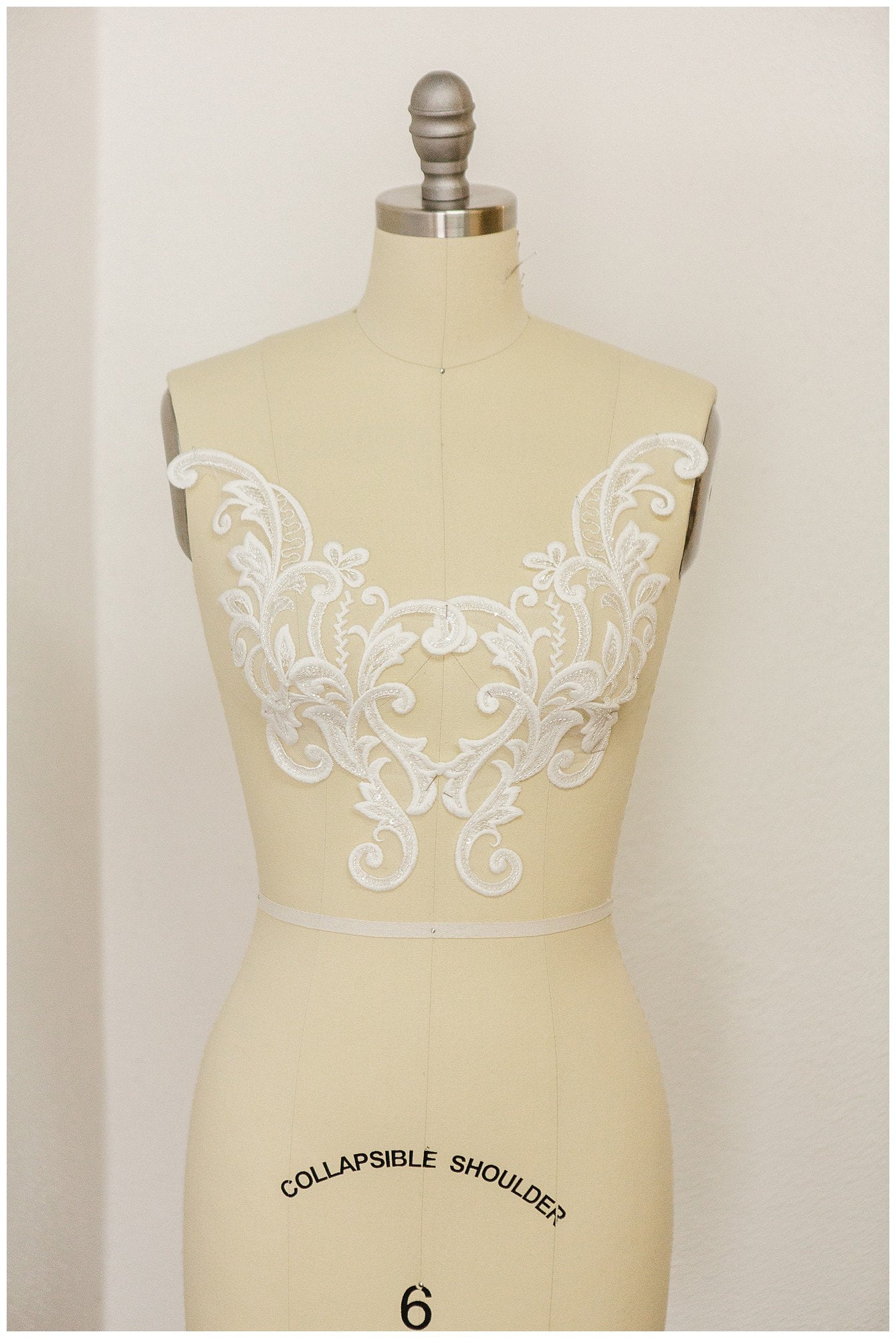 PerlenHochzeitskleid Spitzenaufnäher, Aufnäher für Brautkleid, Spitzenblume für Hochzeitskleid, Brautspitze Applikation// A17-156