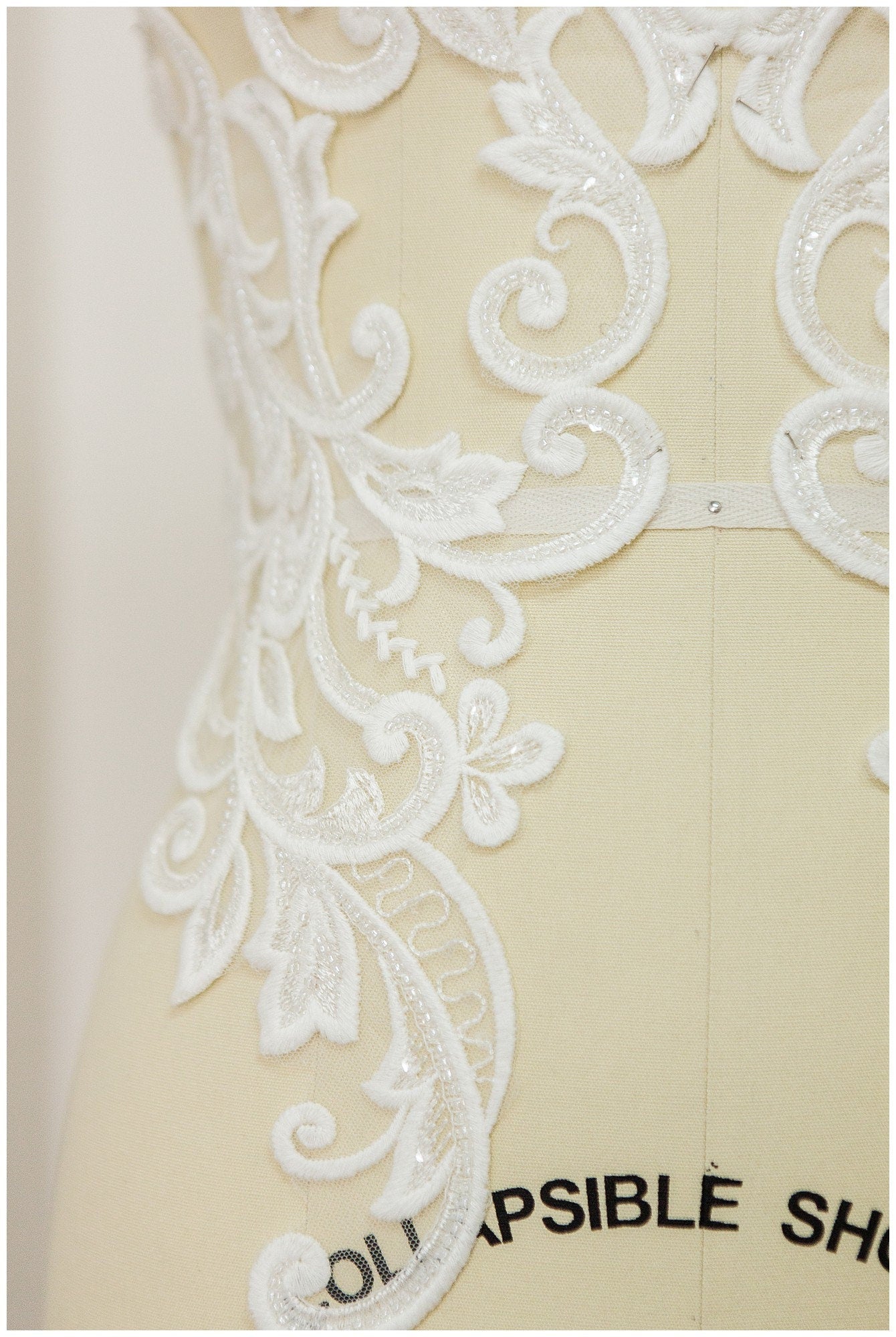 PerlenHochzeitskleid Spitzenaufnäher, Aufnäher für Brautkleid, Spitzenblume für Hochzeitskleid, Brautspitze Applikation// A17-156