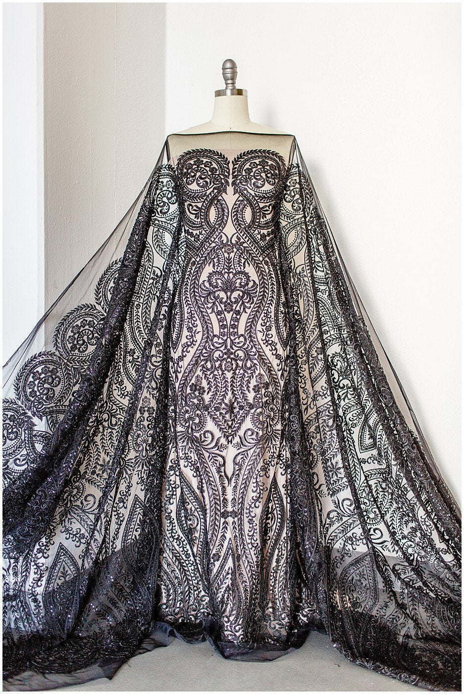Schwarzer Perlen Spitzenstoff/ schwarze Couture Spitze/ Abendkleid Spitzenstoff/ schwarzes Abendkleid Perlenspitze/ L19-250