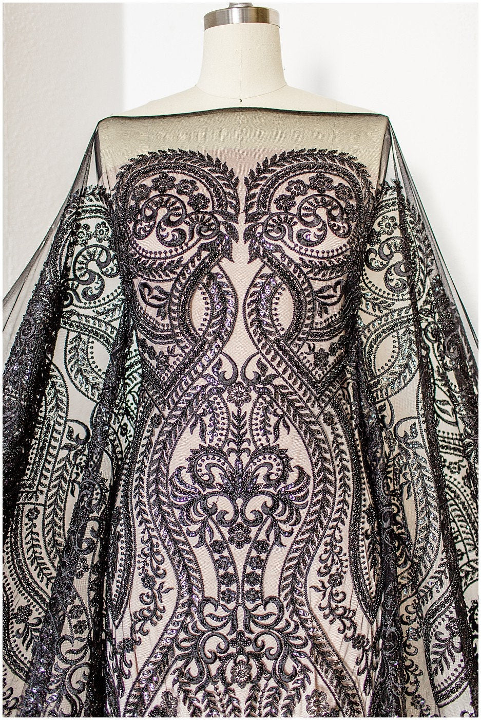 Schwarzer Perlen Spitzenstoff/ schwarze Couture Spitze/ Abendkleid Spitzenstoff/ schwarzes Abendkleid Perlenspitze/ L19-250