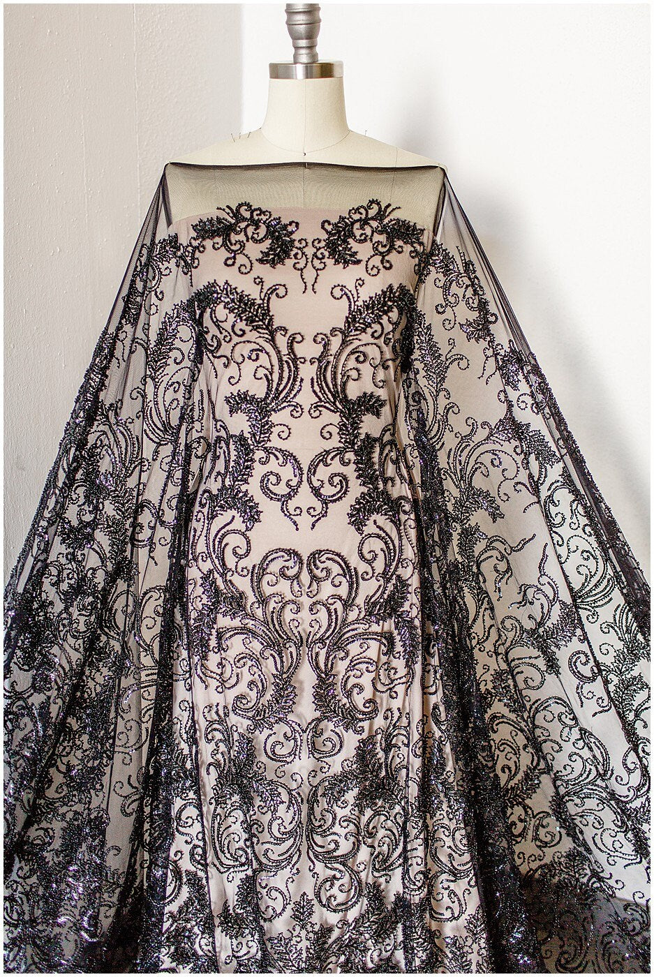 Schwarzer Perlen Spitzenstoff/ Couture Spitzenstoff/ schwarze Braut Spitze Stoff/ Perlen Perlen Spitze/ schwarzes Abendkleid Spitzenstoff// L19-251