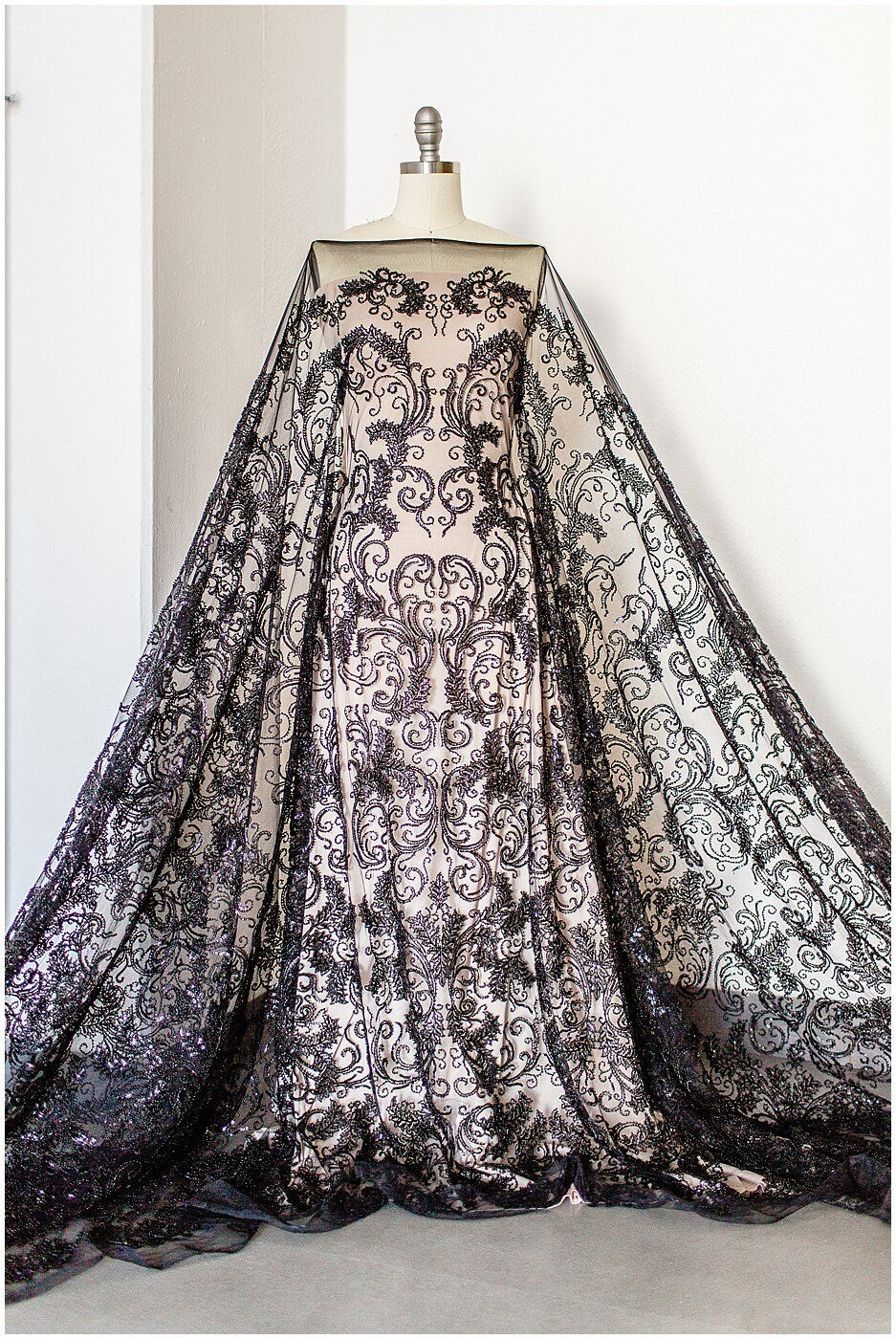 Schwarzer Perlen Spitzenstoff/ Couture Spitzenstoff/ schwarze Braut Spitze Stoff/ Perlen Perlen Spitze/ schwarzes Abendkleid Spitzenstoff// L19-251