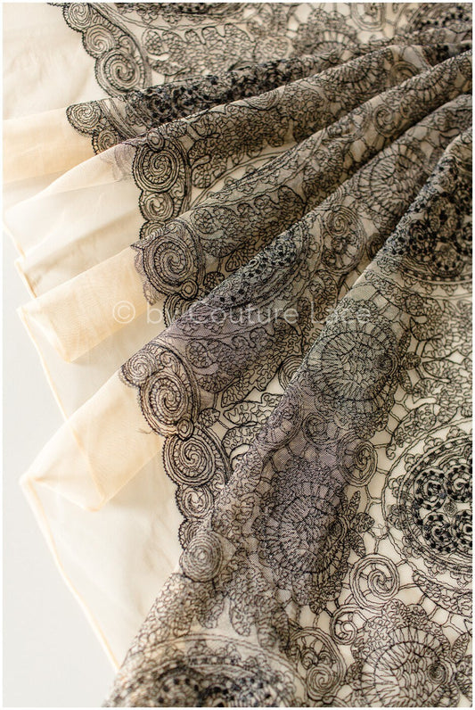 Zarte schwarze verzierte Spitze / bestickte schwarze Spitze / komplizierte Spitze / verschnörkelter Spitzenstoff / verziertes Spitzenmuster / / L19-223