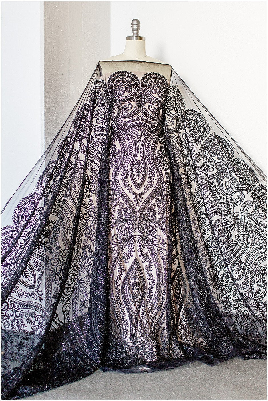 Schwarzer Perlen Spitzenstoff/ schwarze Couture Spitze/ Abendkleid Spitzenstoff/ schwarzes Abendkleid Perlenspitze/ L19-250