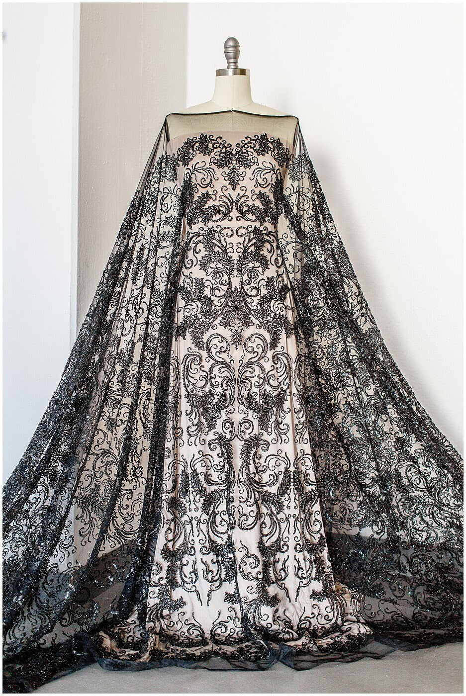 Schwarzer Perlen Spitzenstoff/ Couture Spitzenstoff/ schwarze Braut Spitze Stoff/ Perlen Perlen Spitze/ schwarzes Abendkleid Spitzenstoff// L19-251