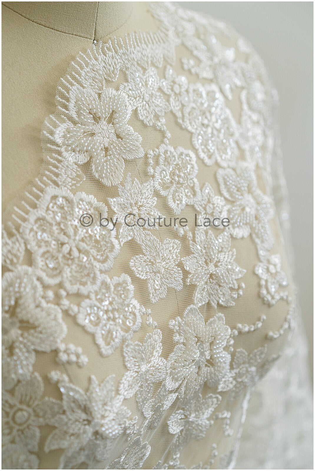 Schwerer Perlen Spitzenstoff/ Brautspitze Off-White/ Hochzeitskleid Spitze mit Perlen/ Perlenblüten Stoff/ glänzende Spitze// L19-283