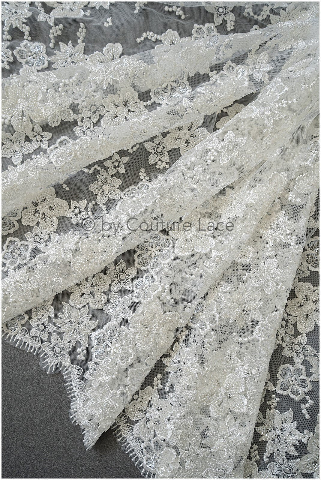 Schwerer Perlen Spitzenstoff/ Brautspitze Off-White/ Hochzeitskleid Spitze mit Perlen/ Perlenblüten Stoff/ glänzende Spitze// L19-283