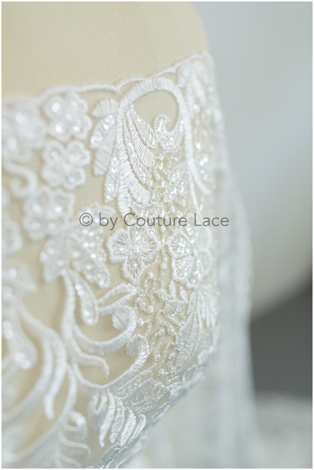 schwerer bestickter Spitzenstoff mit Perlen/ Hochzeitsspitze/ Paillettenspitze/ Brautspitze/ Couture Lace - Alencon Lace Stoff// L17-012