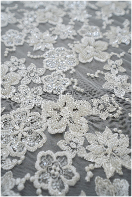Schwerer Perlen Spitzenstoff/ Brautspitze Off-White/ Hochzeitskleid Spitze mit Perlen/ Perlenblüten Stoff/ glänzende Spitze// L19-283