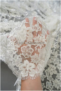 Schwerer Perlen Spitzenstoff/ Brautspitze Off-White/ Hochzeitskleid Spitze mit Perlen/ Perlenblüten Stoff/ glänzende Spitze// L19-283