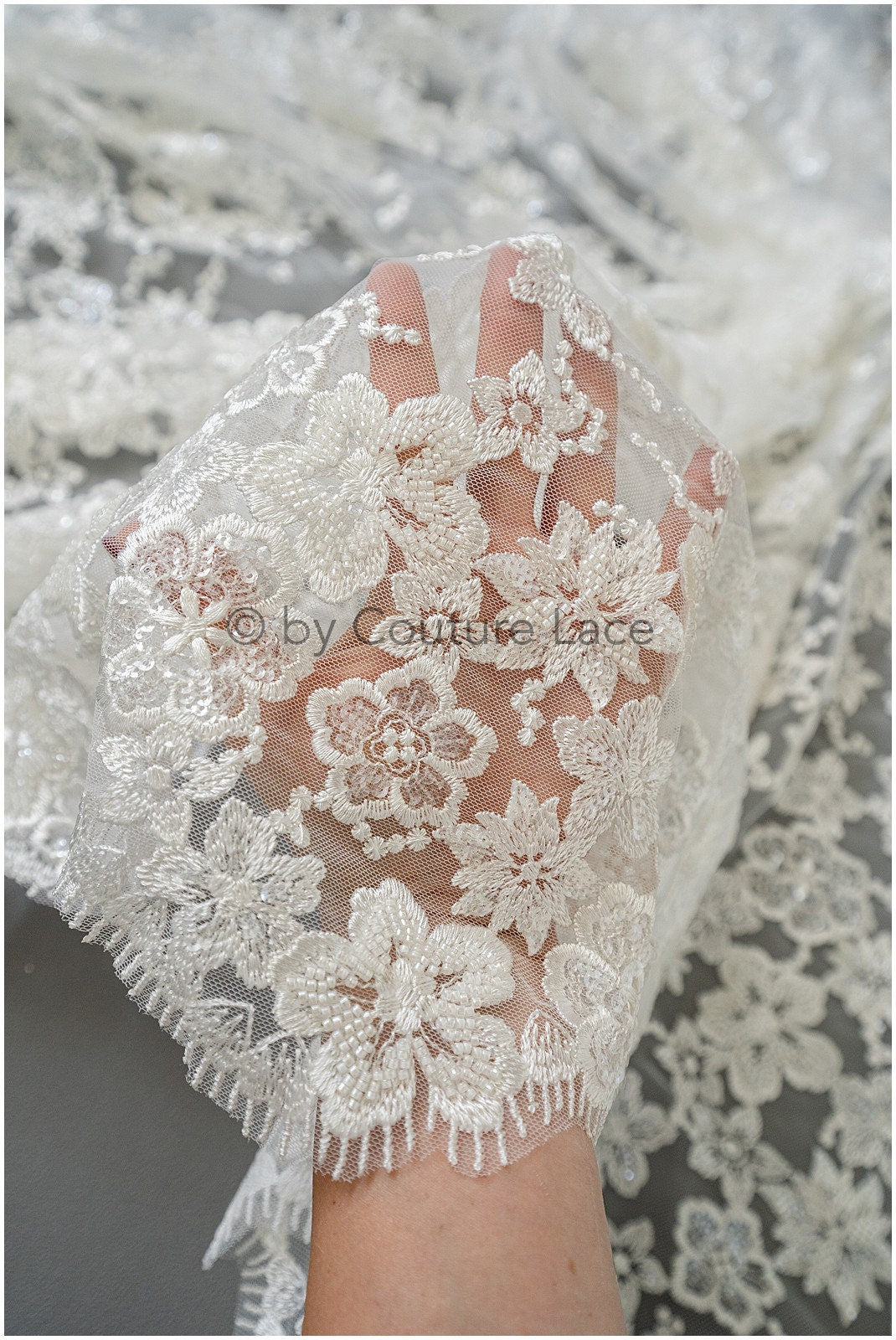 Schwerer Perlen Spitzenstoff/ Brautspitze Off-White/ Hochzeitskleid Spitze mit Perlen/ Perlenblüten Stoff/ glänzende Spitze// L19-283