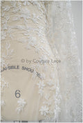 Blumen Brautspitze mit Perlen/ schwere Hochzeitsspitze Off-White/ romantischer Blumen Spitzenstoff// L20-014N