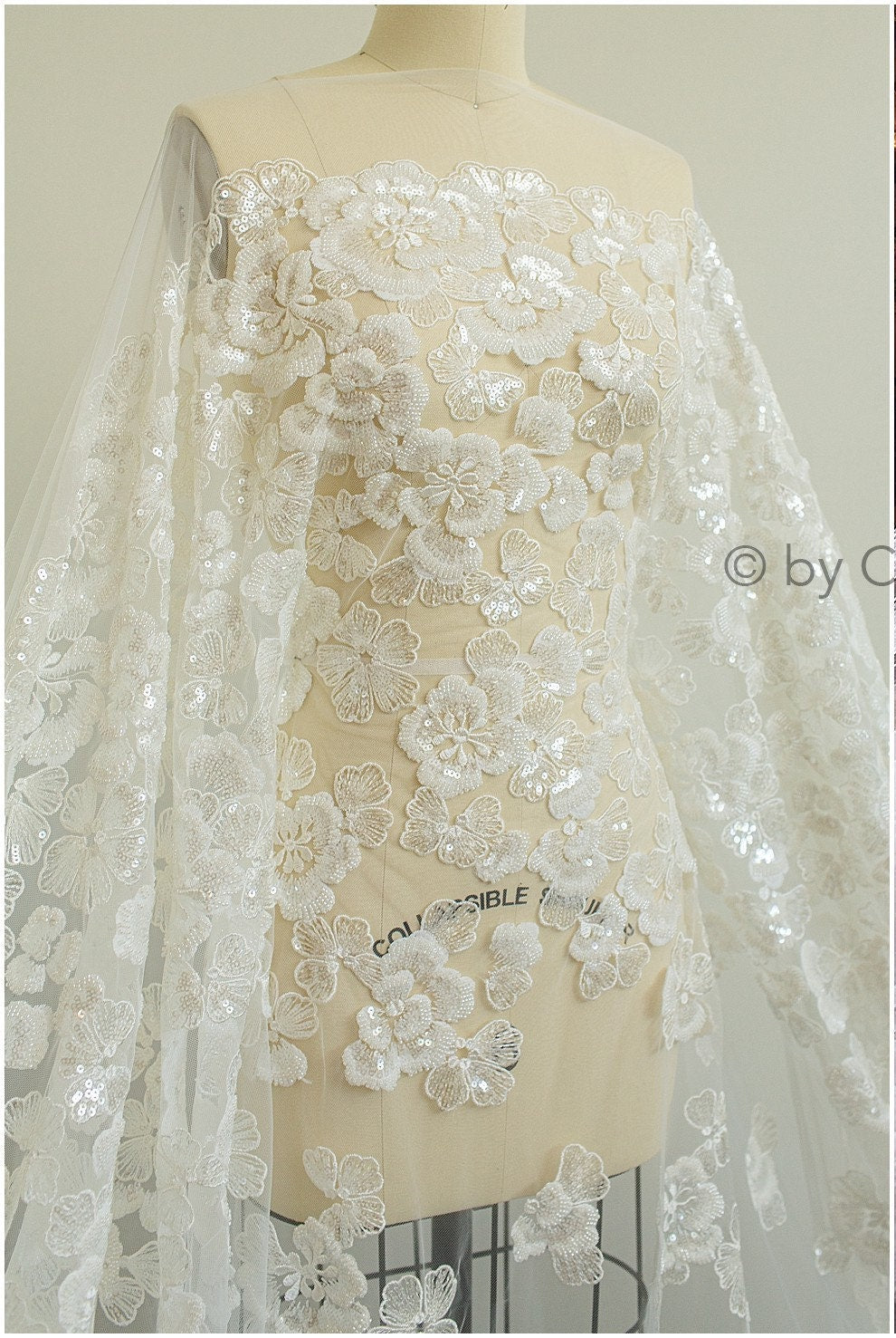 Schwerer Perlen Spitzenstoff Off-White/ Brautspitze/ Hochzeitskleid Spitze mit Perlen/ Perlenblüten Spitzenstoff// L19-282