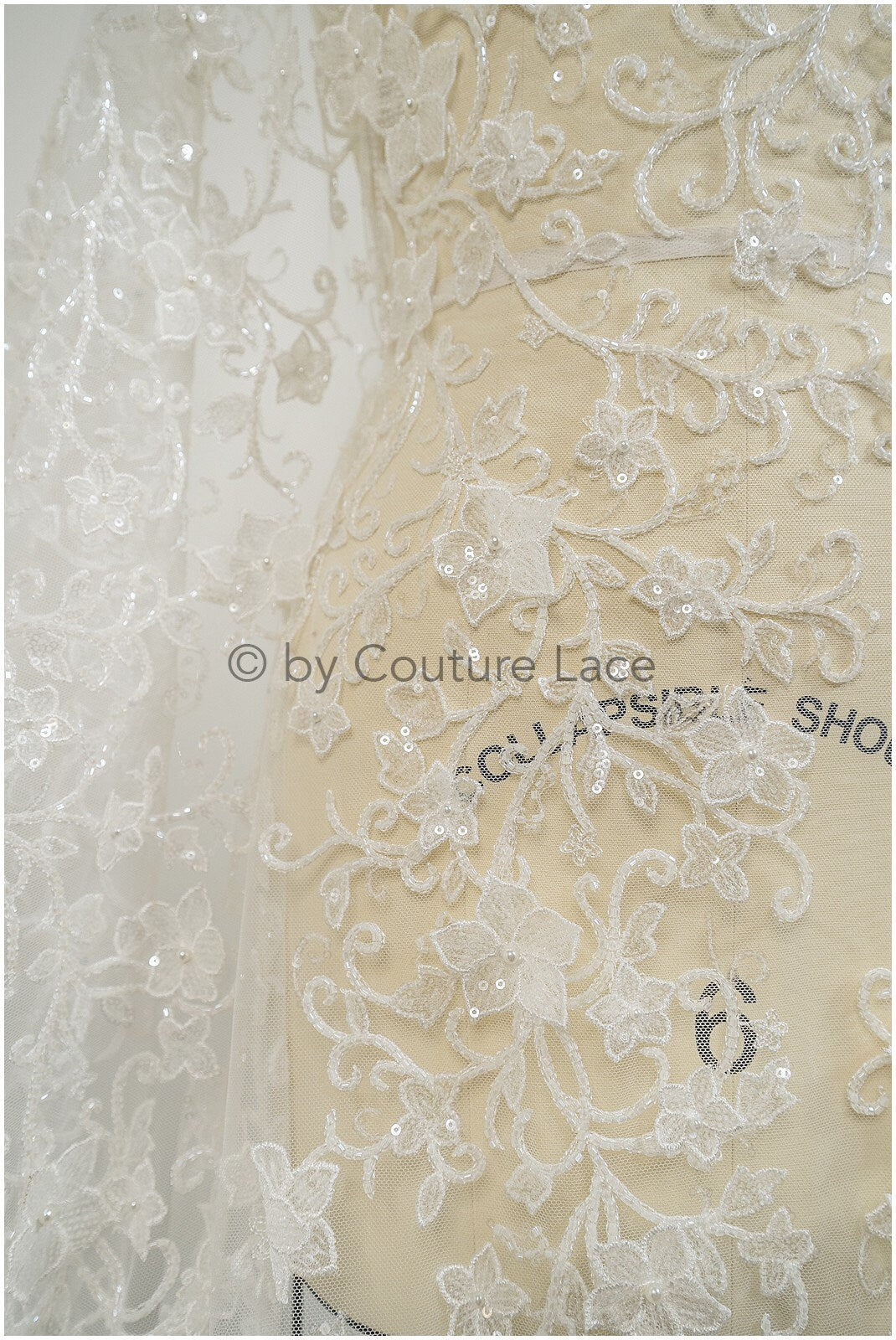 Perlen 3D Spitzenstoff, Couture Spitzenstoff mit 3D Blüten, Pronovias Spitzenstoff, floraler Spitzenstoff mit 3D Blüten// L20-335