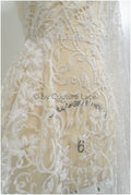 Romantische Perlenblütenspitze Off-White/ Couture Spitzenstoff mit Chiffonblüten/ zarter Braut Spitzenstoff/ Brautspitze mit Blumen// L20-373