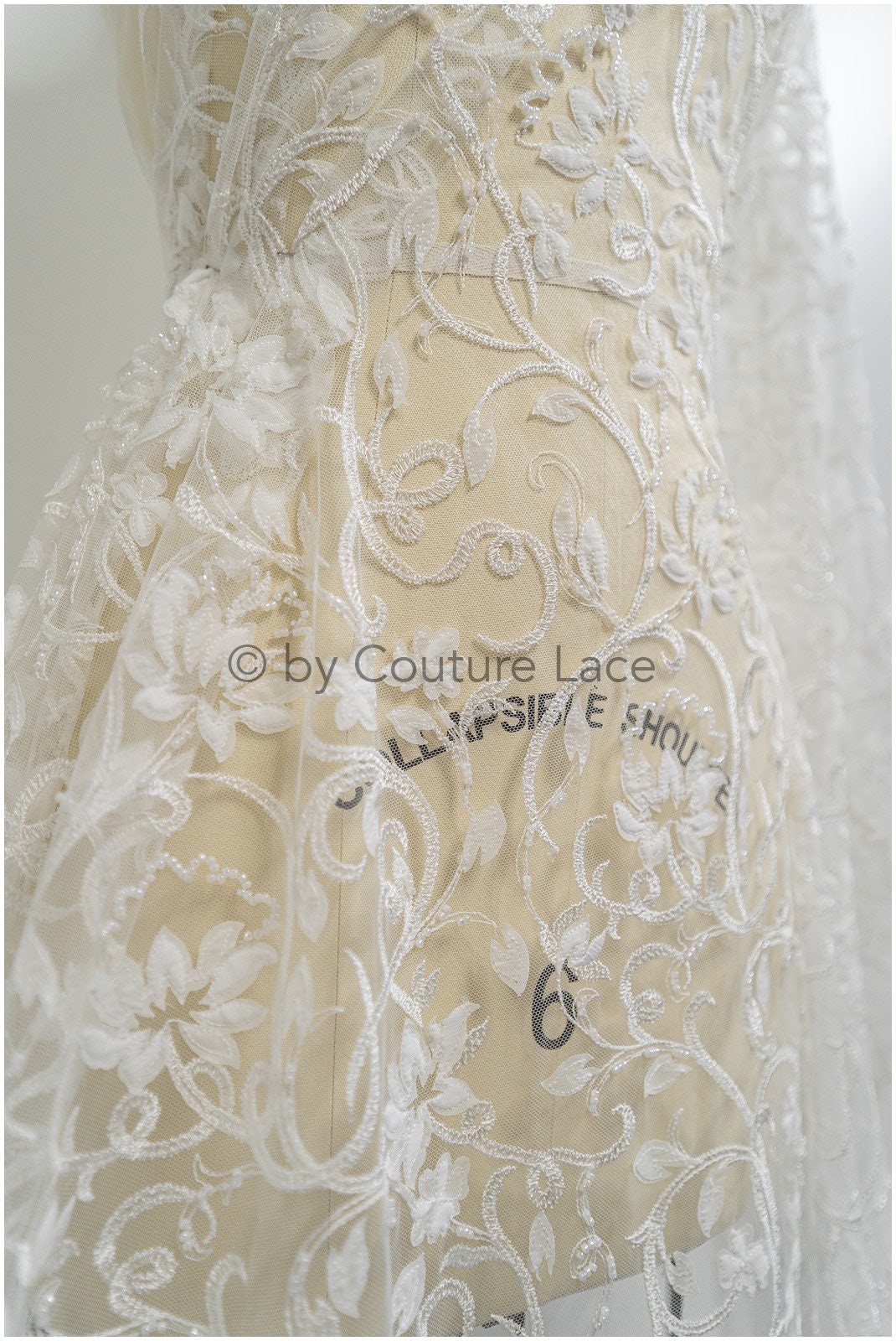 Romantische Perlenblütenspitze Off-White/ Couture Spitzenstoff mit Chiffonblüten/ zarter Braut Spitzenstoff/ Brautspitze mit Blumen// L20-373