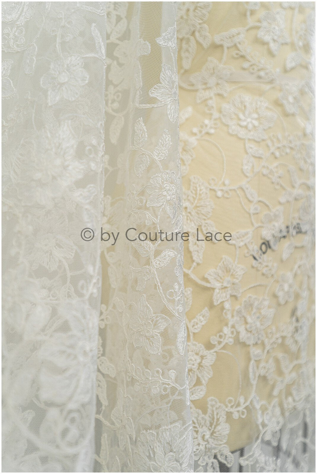 Romantischer Braut Spitzenstoff Off-White/ Blumen Spitzenstoff/ Blumenspitze/ Brautspitze Stoff// L20-070C
