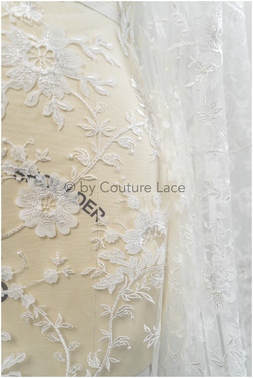 3D Blumen Spitzenstoff Off-White/ Braut Spitzenstoff/ romantischer Spitzenstoff mit 3D Blumen/ Hochzeit Spitzenstoff// L20-372
