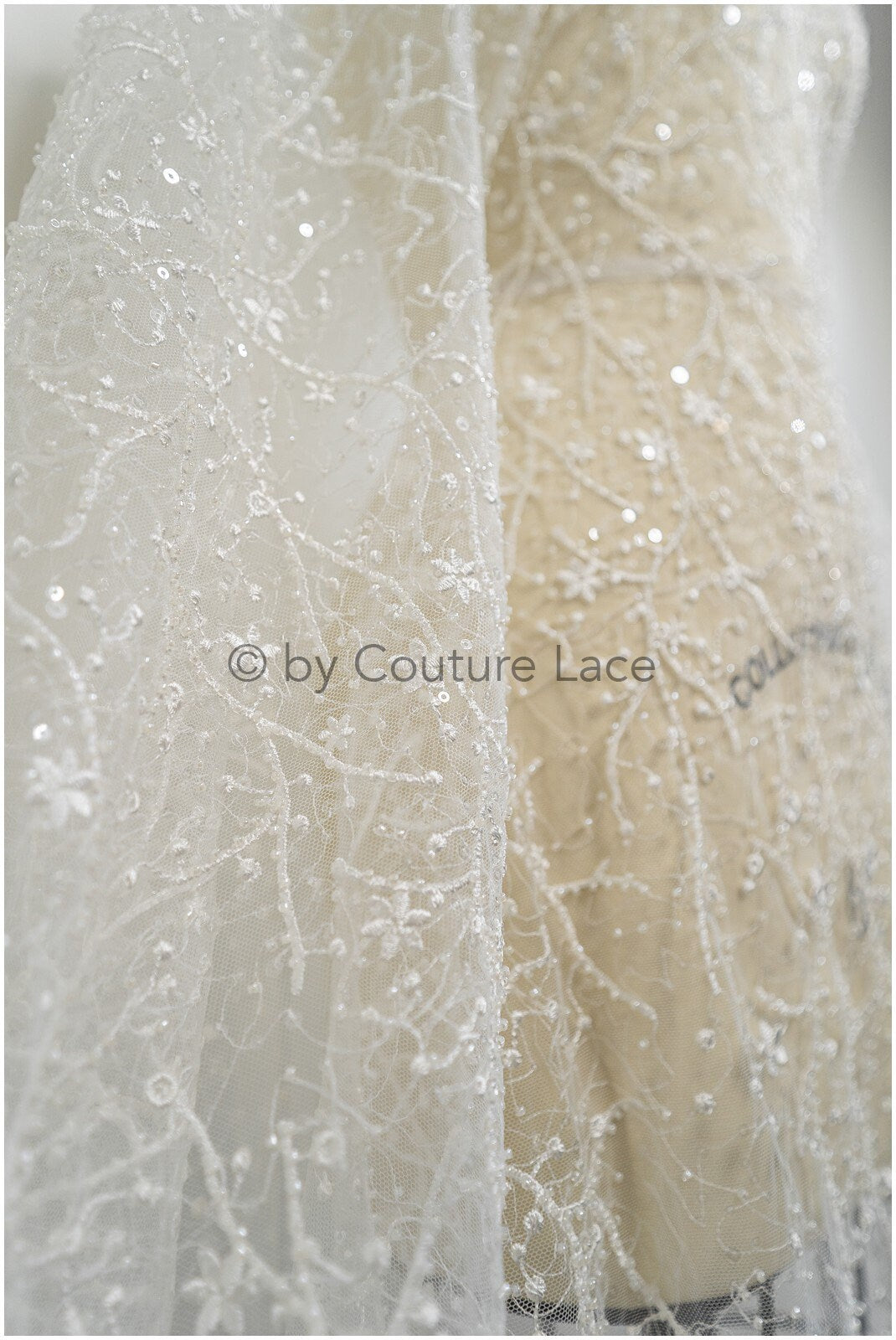 Romantische Perlenblütenspitze Off-White/ Couture Spitzenstoff mit kleinen Blumen/ zarter Braut Spitzenstoff/ Brautspitze mit Blumen// L20-377
