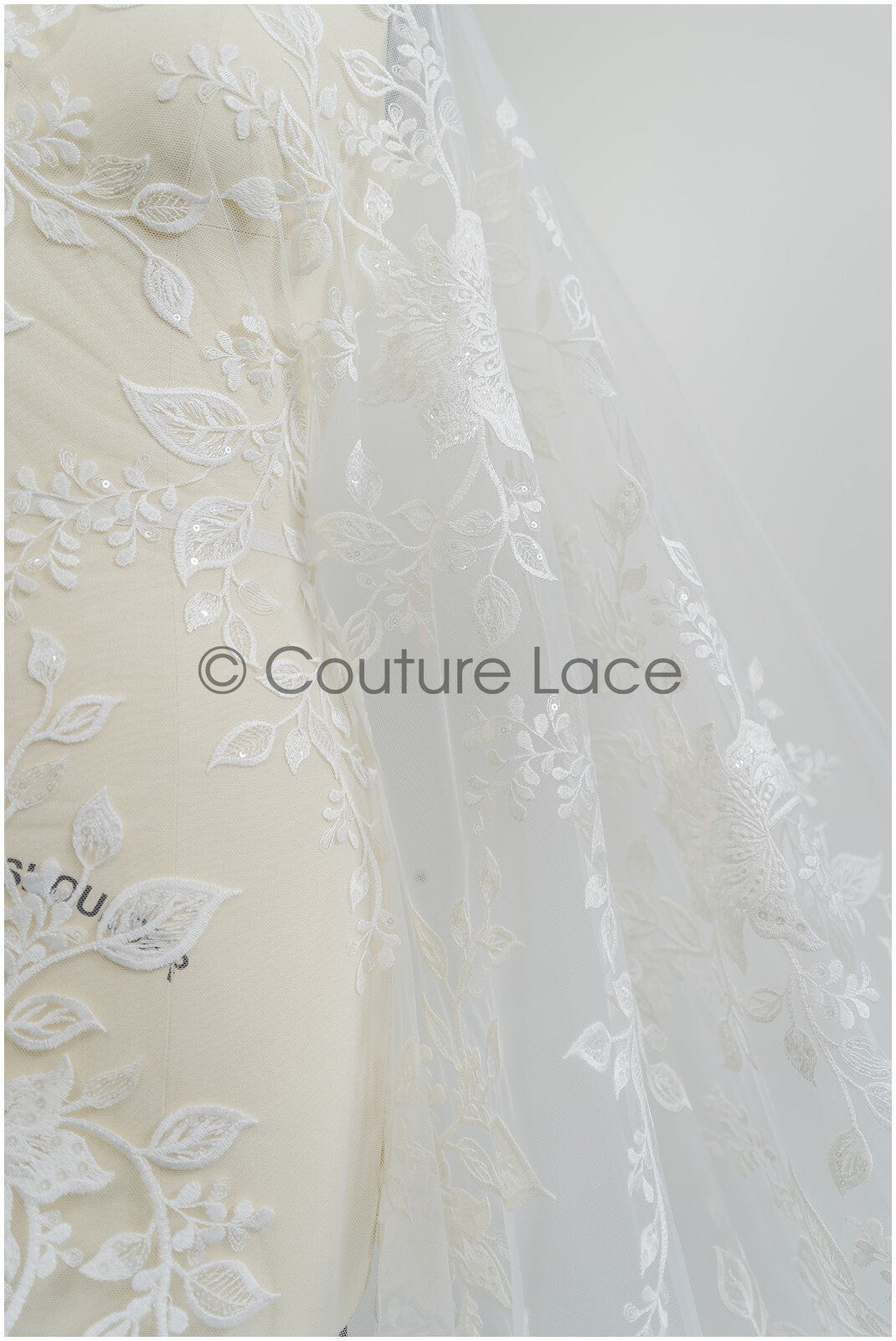 Romantischer floraler Spitzenstoff Off-White/ Braut Spitzenstoff/ florale Spitzenstickerei/ Blumenspitze mit Pailletten// L21-016NB