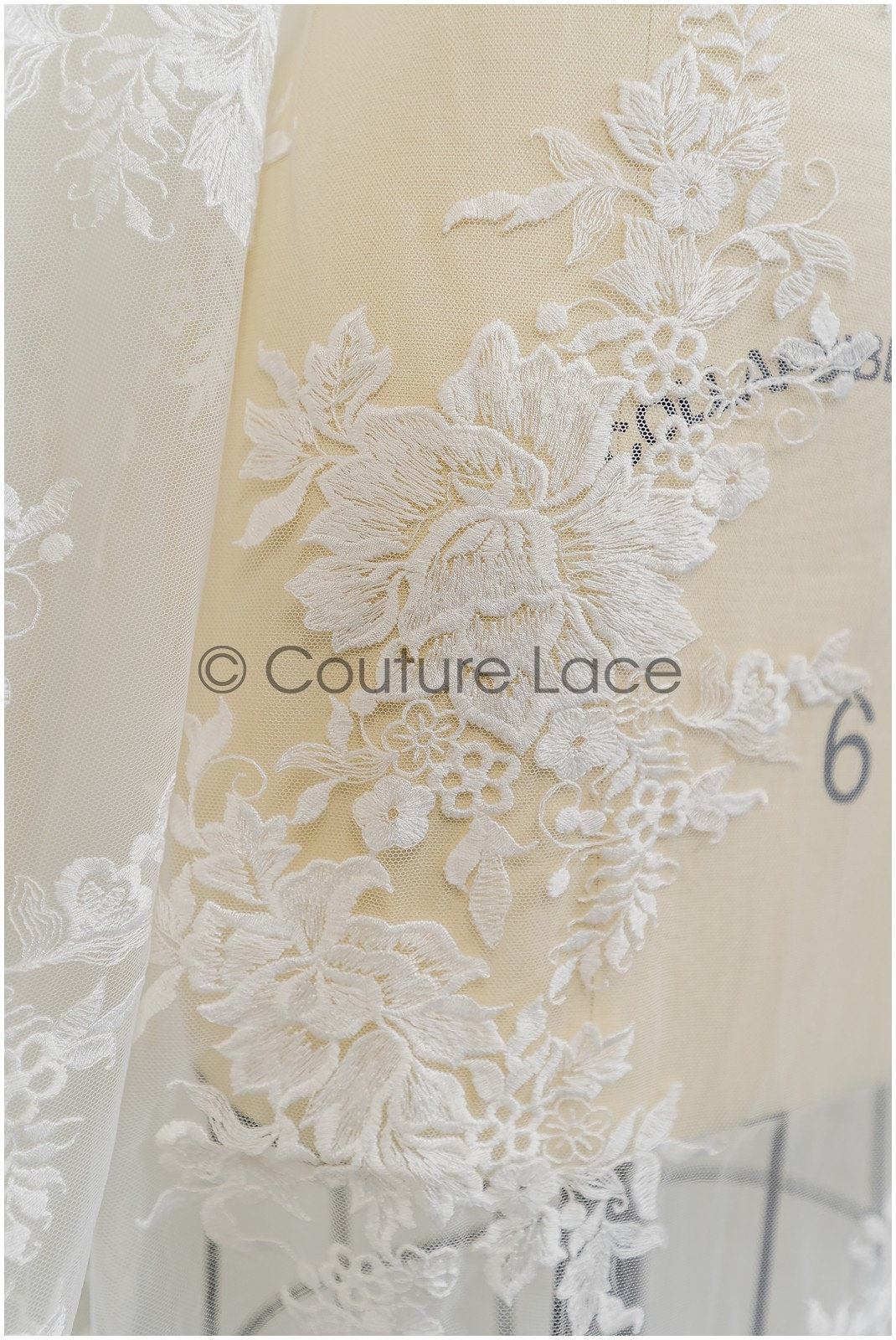 Romantischer Blüten Spitzenstoff/ Hochzeitskleid Spitzenstoff Off-White/ Braut Blumenspitze/ bestickter Spitzenstoff/ Spitzenschleier// L21-150C