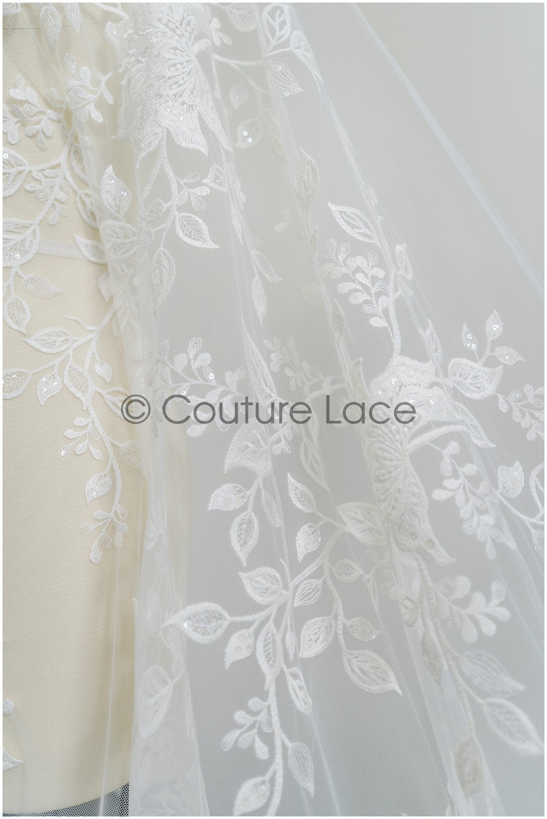 Romantischer floraler Spitzenstoff Off-White/ Braut Spitzenstoff/ florale Spitzenstickerei/ Blumenspitze mit Pailletten// L21-016NB