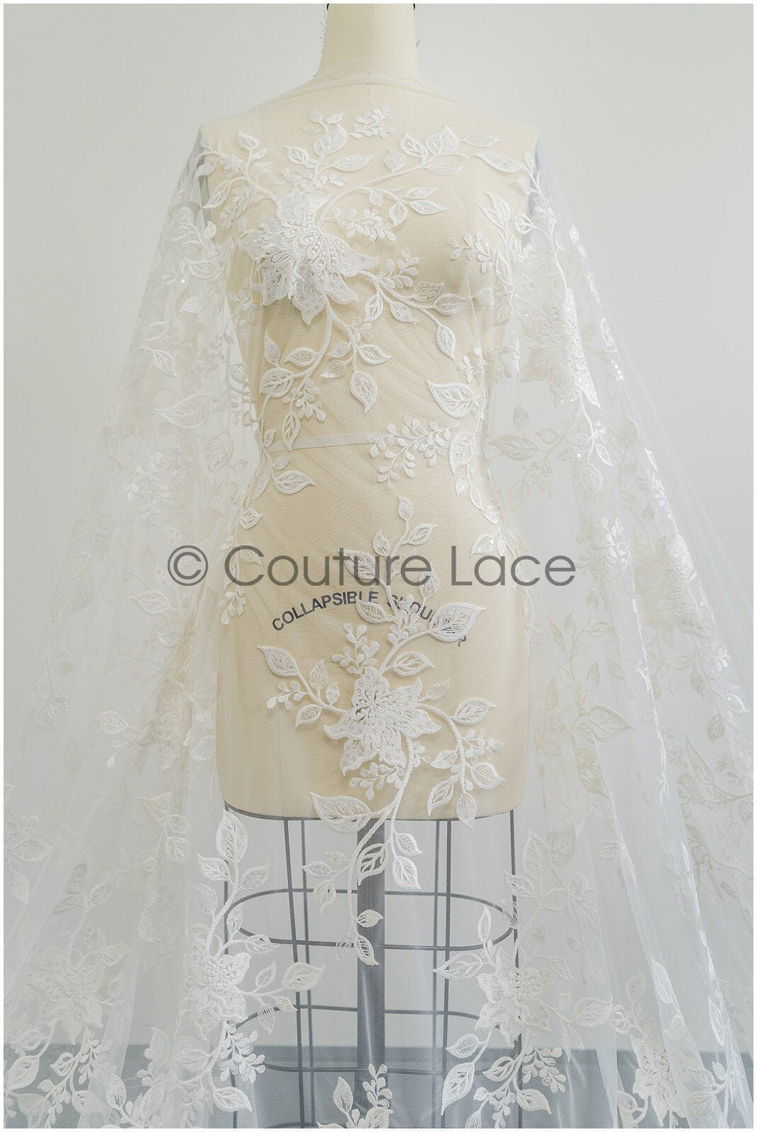 Romantischer floraler Spitzenstoff Off-White/ Braut Spitzenstoff/ florale Spitzenstickerei/ Blumenspitze mit Pailletten// L21-016NB