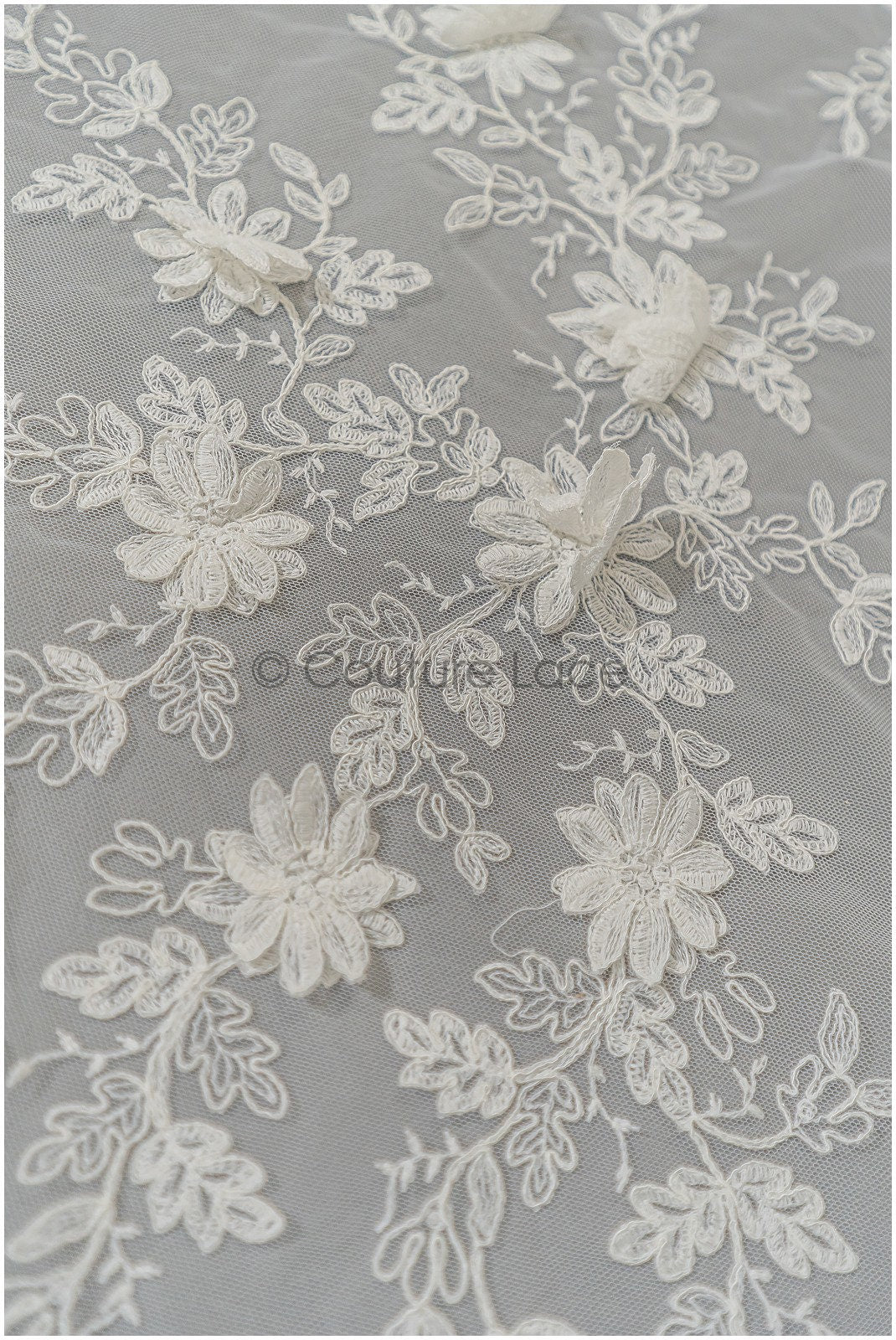 3D Blumen Spitzenstoff Off-White/ Braut Spitzenstoff/ romantischer Spitzenstoff mit 3D Blumen/ Hochzeit Spitzenstoff// L21-059