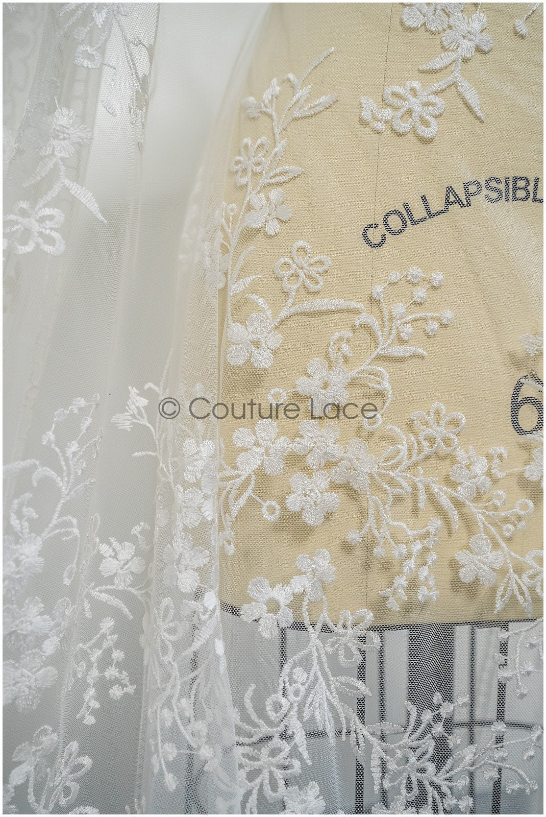 Romantischer floraler Spitzenstoff Off-White/ Brautspitze Stoff mit Blumen/ Hochzeitsspitze Stoff// L21-418