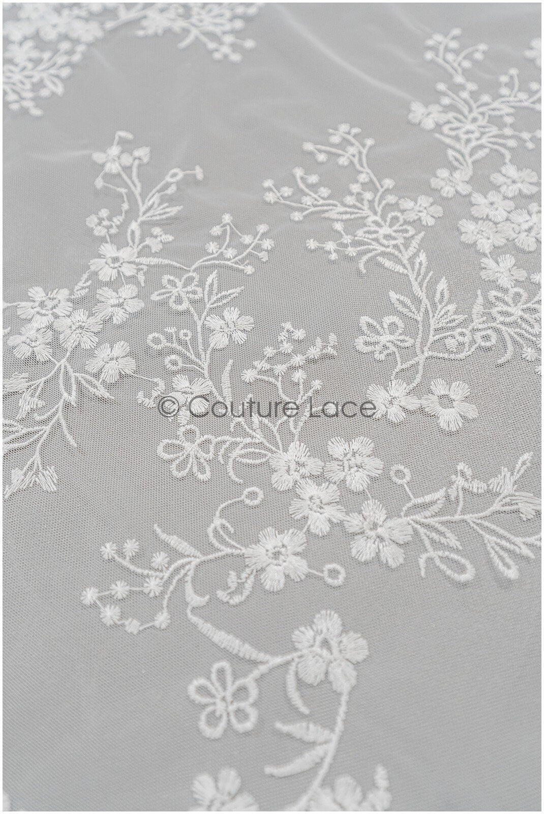 Romantischer floraler Spitzenstoff Off-White/ Brautspitze Stoff mit Blumen/ Hochzeitsspitze Stoff// L21-418