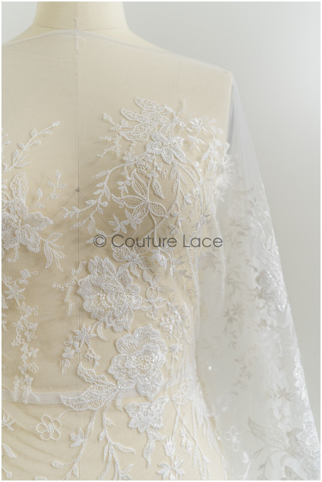 Romantischer floraler Spitzenstoff mit weicher Rayonstickerei/ Braut Spitzenstoff Off-White mit Pailletten// L21-083B