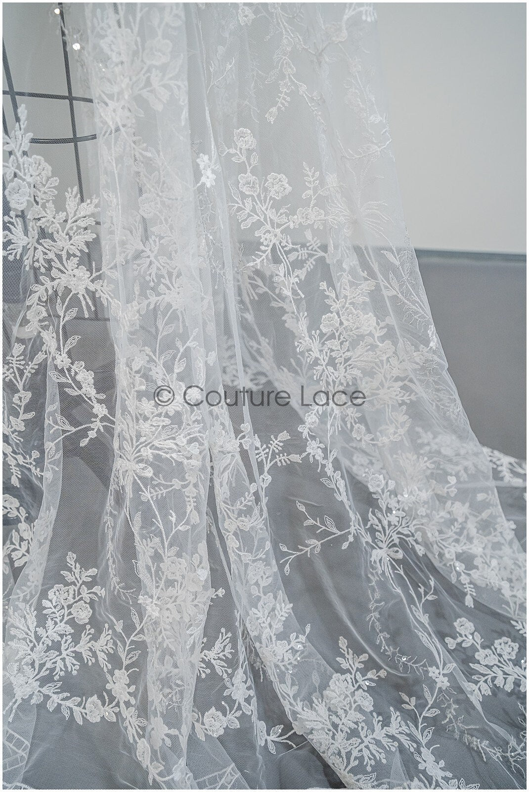 Romantischer Floraler Spitzenstoff/ Brautspitze Off-White/ Hochzeitskleid Spitze mit Blüten & Blättern// L21-417