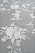 Romantischer floraler Spitzenstoff Off-White/ bestickter Braut Spitzenstoff/ Spitzenstoff mit Blumen & Pailletten// L22-304