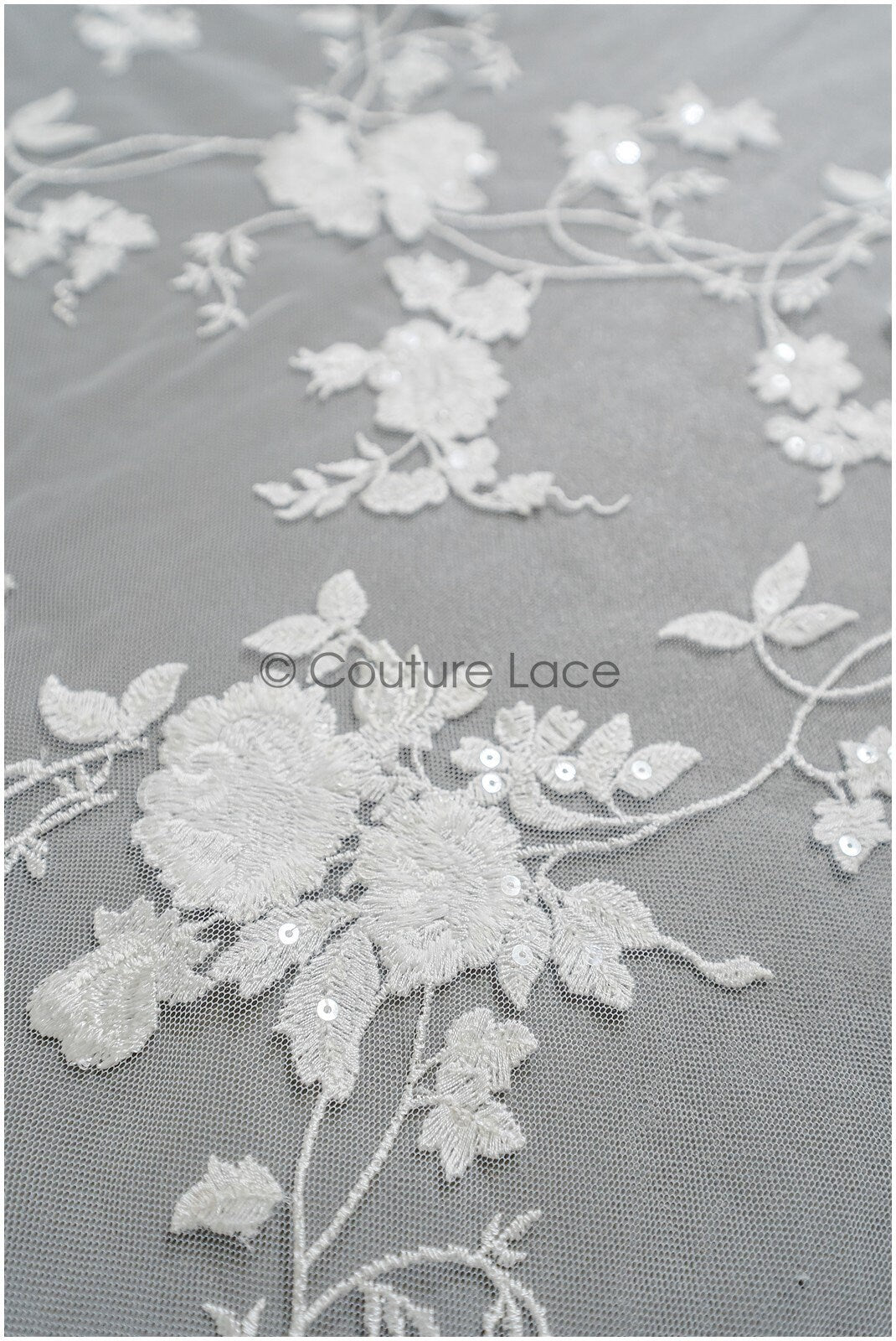 Romantischer floraler Spitzenstoff Off-White/ bestickter Braut Spitzenstoff/ Spitzenstoff mit Blumen & Pailletten// L22-304