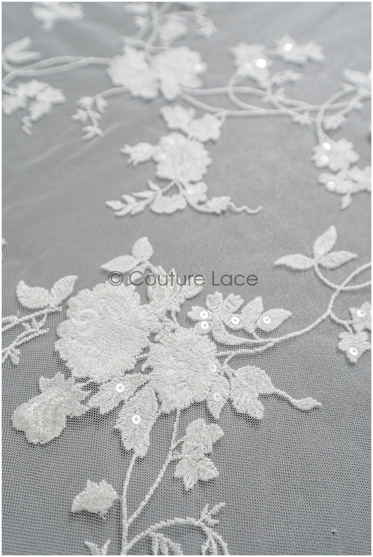 Romantischer floraler Spitzenstoff Off-White/ bestickter Braut Spitzenstoff/ Spitzenstoff mit Blumen & Pailletten// L22-304