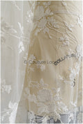 Romantischer floraler Spitzenstoff Off-White/ bestickter Braut Spitzenstoff/ Spitzenstoff mit Blumen & Pailletten// L22-304