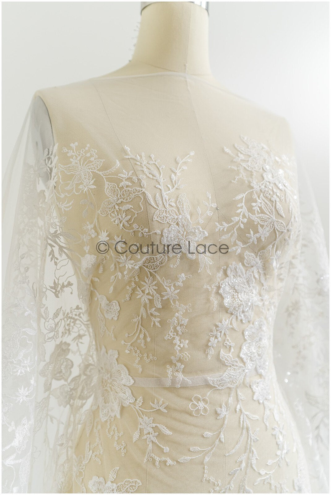 Romantischer floraler Spitzenstoff mit weicher Rayonstickerei/ Braut Spitzenstoff Off-White mit Pailletten// L21-083B