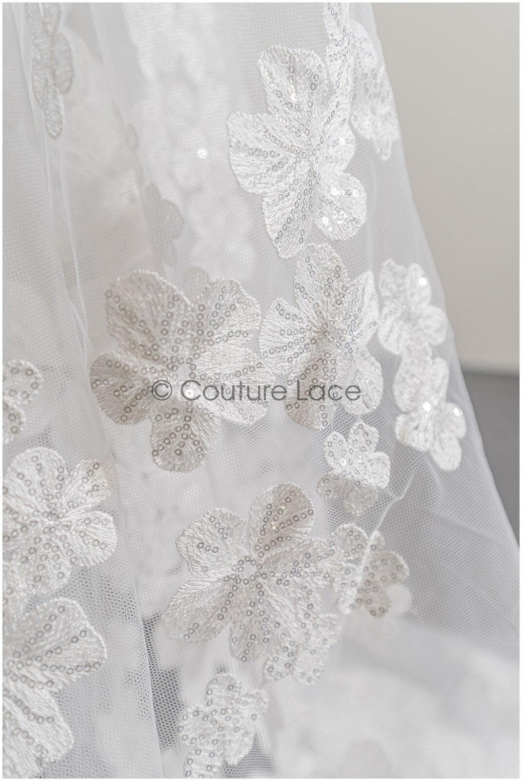Romantischer Floraler Spitzenstoff Off-White/ Brautspitze mit Blumenmuster & Pailletten/ Braut Spitzenstoff// L22-277