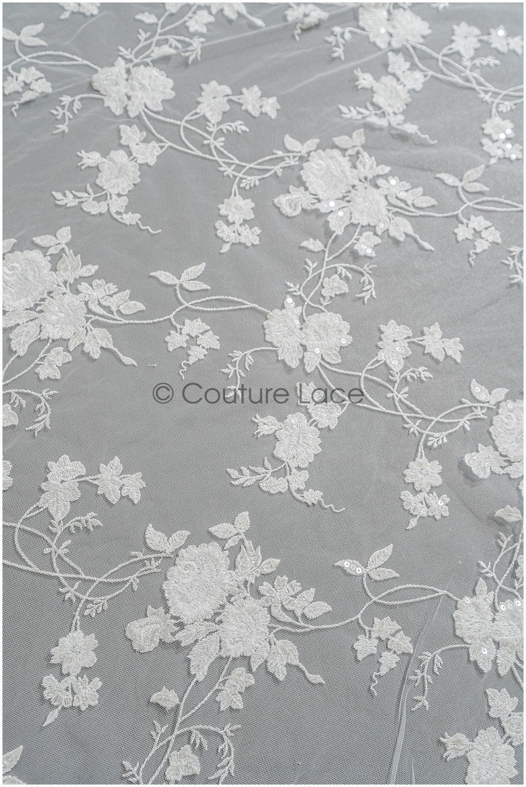 Romantischer floraler Spitzenstoff Off-White/ bestickter Braut Spitzenstoff/ Spitzenstoff mit Blumen & Pailletten// L22-304