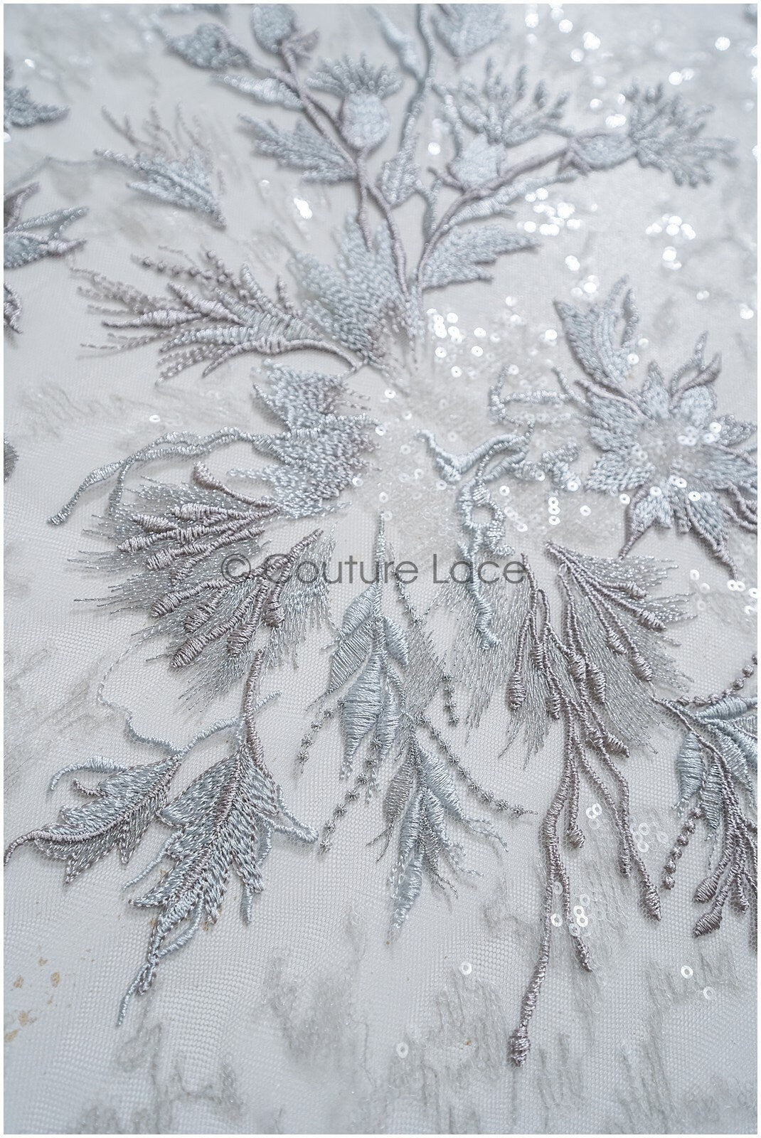 romantischer hellblau-grauer Spitzenstoff mit floralem Muster/ floraler Couture Spitzenstoff/ weich grauer farbbestickter Spitzenstoff// L22-442