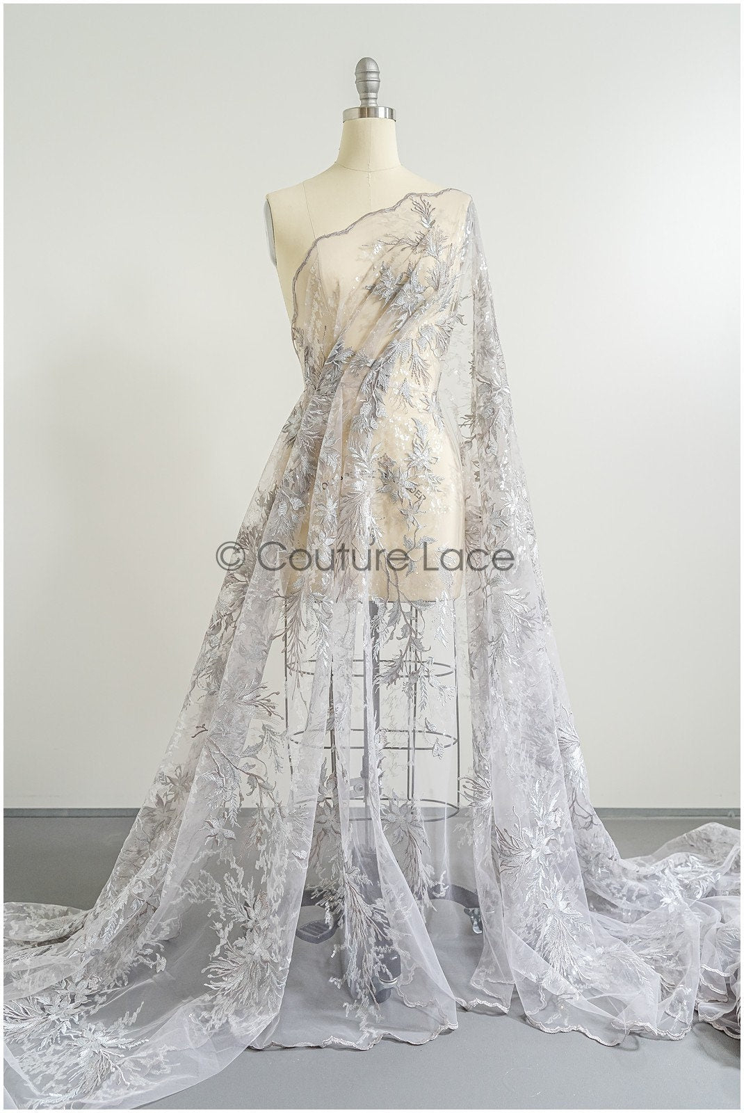 romantischer hellblau-grauer Spitzenstoff mit floralem Muster/ floraler Couture Spitzenstoff/ weich grauer farbbestickter Spitzenstoff// L22-442