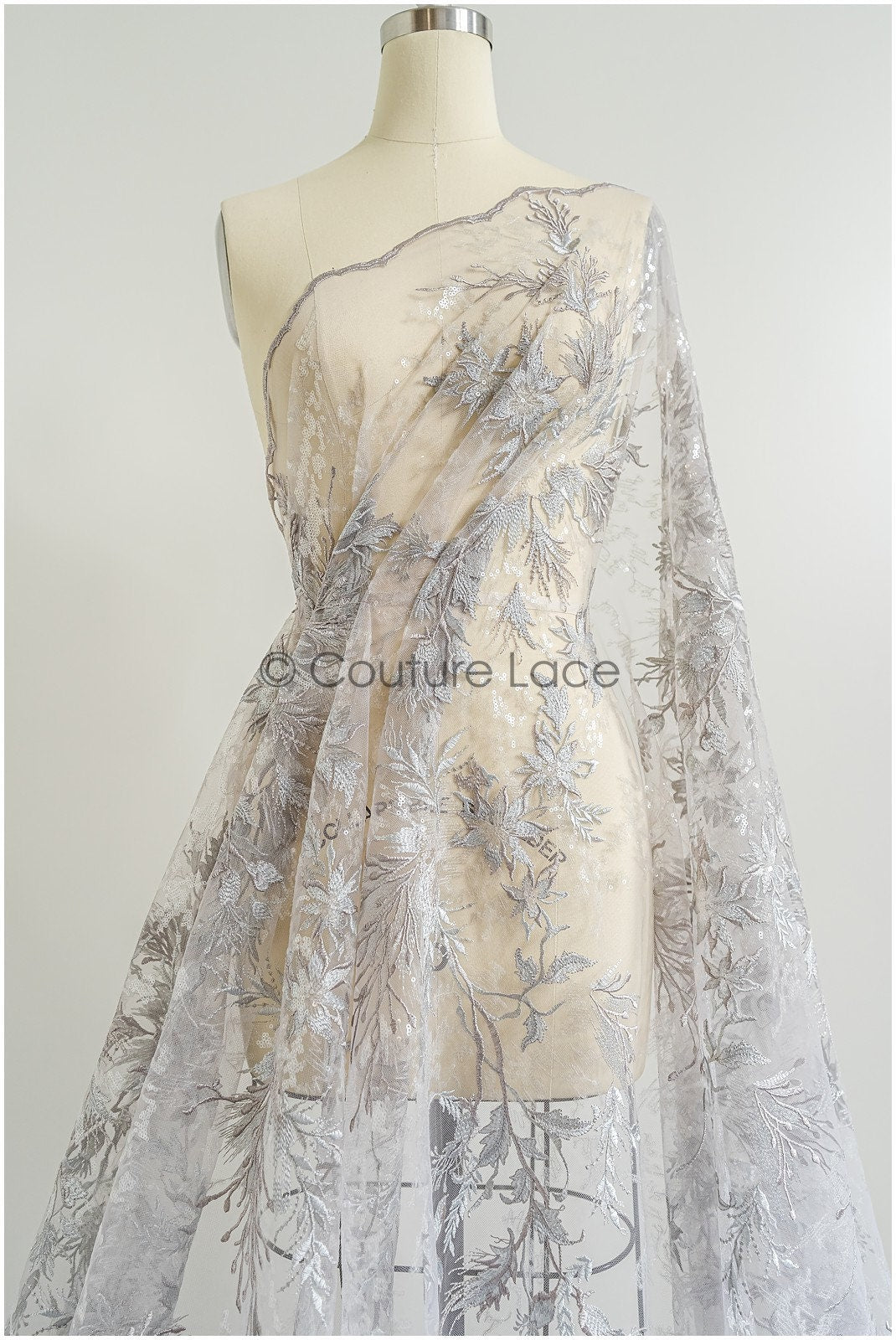 romantischer hellblau-grauer Spitzenstoff mit floralem Muster/ floraler Couture Spitzenstoff/ weich grauer farbbestickter Spitzenstoff// L22-442
