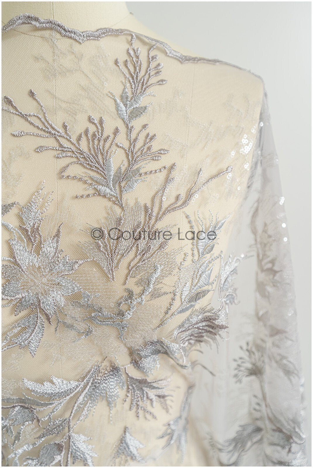 romantischer hellblau-grauer Spitzenstoff mit floralem Muster/ floraler Couture Spitzenstoff/ weich grauer farbbestickter Spitzenstoff// L22-442