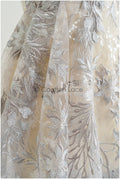 romantischer hellblau-grauer Spitzenstoff mit floralem Muster/ floraler Couture Spitzenstoff/ weich grauer farbbestickter Spitzenstoff// L22-442