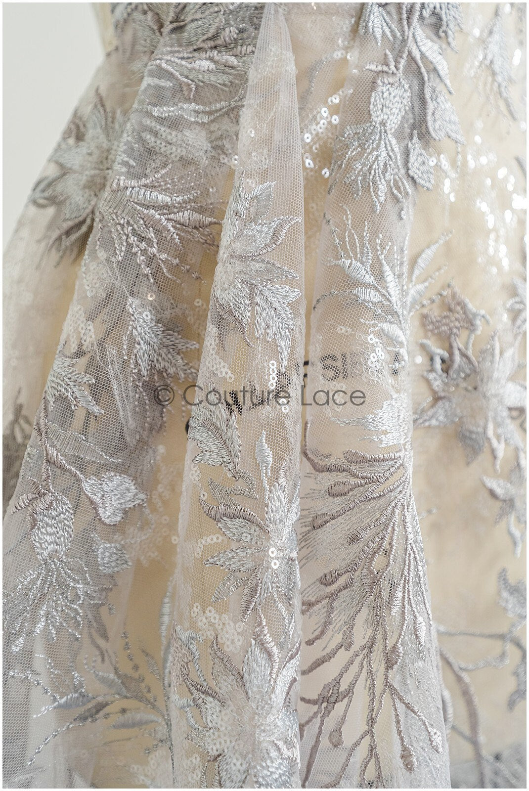 romantischer hellblau-grauer Spitzenstoff mit floralem Muster/ floraler Couture Spitzenstoff/ weich grauer farbbestickter Spitzenstoff// L22-442