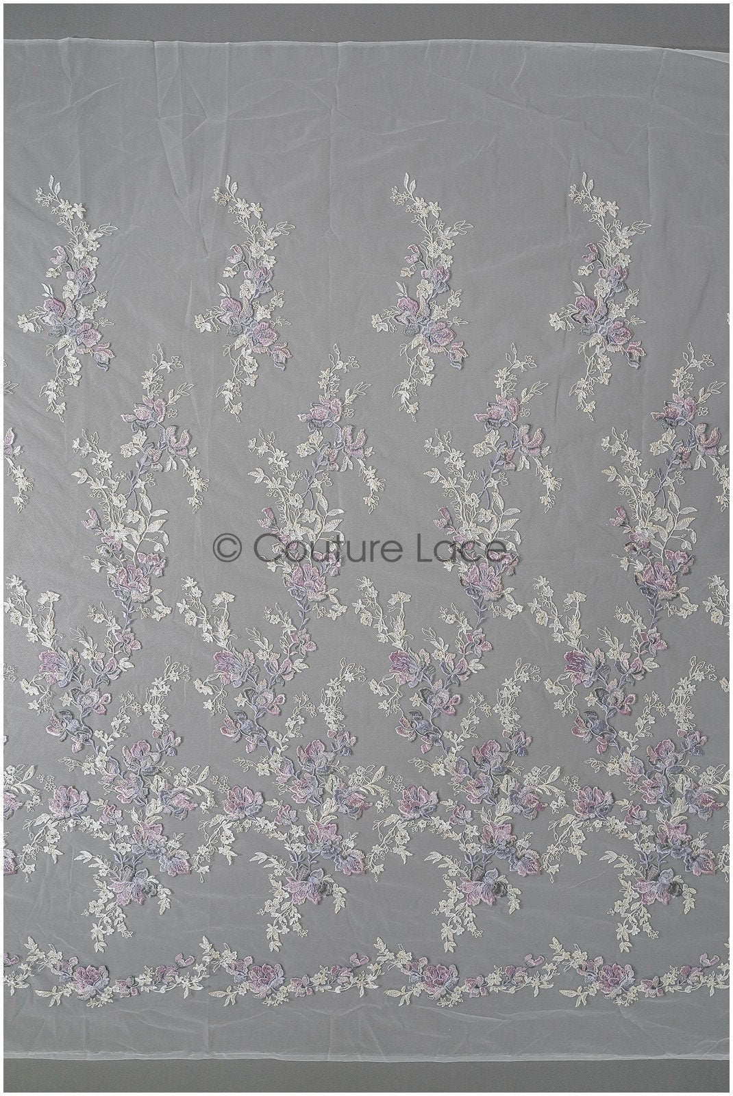 romantischer violett blauer Spitzenstoff mit floralem Muster/ floraler Couture Spitzenstoff/ lila bestickter Spitzenstoff// L22-440